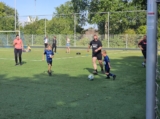 Laatste training S.K.N.W.K. JO8-1 (partijtje tegen de ouders) van maandag 2 juni 2025 (38/123)